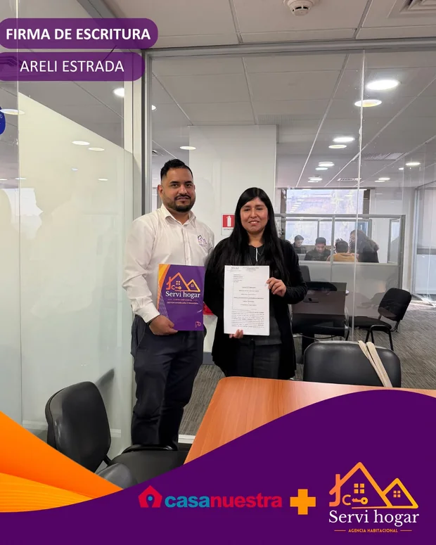 Areli Estrada el día de la firma de escritura