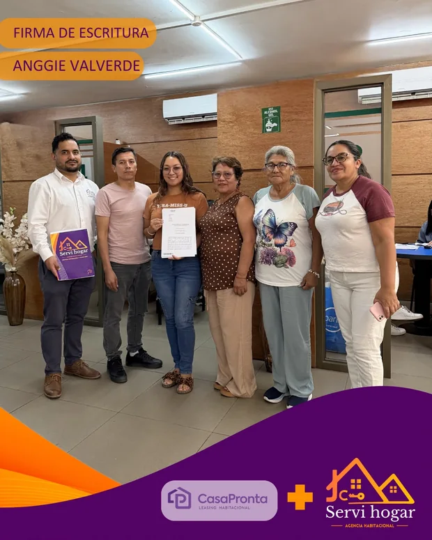 Anggie Valverde el día de la firma de escritura