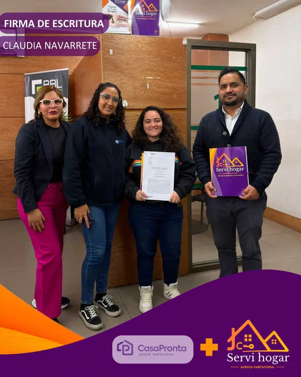 Claudia Navarrete el día de la firma de escritura